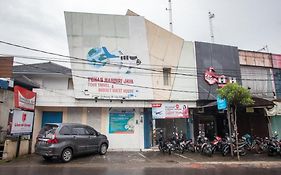 RedDoorz @ Raya Tidar